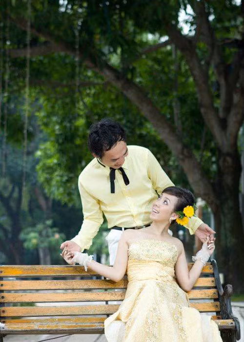 Thu Trang và Tiến Luật làm đám cưới vào tháng 1/2011. Được biết, hai người yêu nhau khi còn học trường sân khấu.