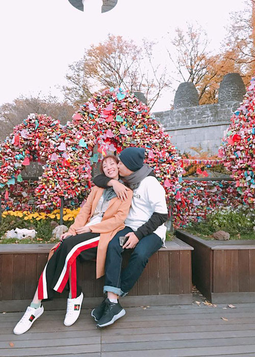 Khoảnh khắc Tiến Luật tình tứ bên Thu Trang trong chuyến du lịch Hàn Quốc.