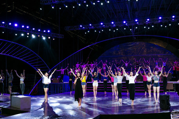 Đỗ Mỹ Linh hồi hộp chờ đợi đêm hội ngộ, được gặp các hoa hậu của những năm trước.