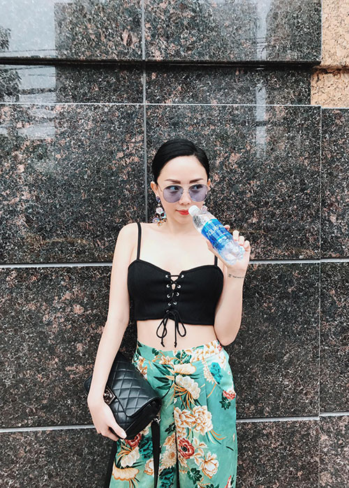 Giọng ca "Ngày mai" khéo chọn các thiết kế khoe những lợi thế hình thể: eo thon, làn da trắng, chân thon dài. Ảnh: FBNV