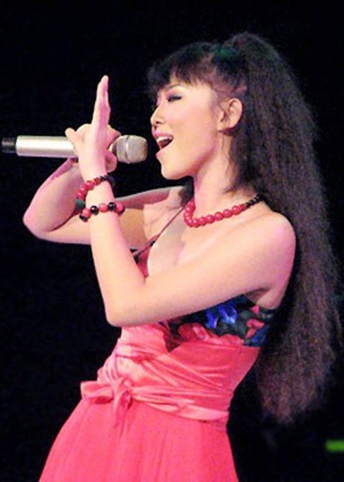 Nữ ca sĩ sinh năm 1989 gắn liền với hình ảnh nữ tính với mái tóc xoăn dài tự nhiên. Ảnh: Datviet