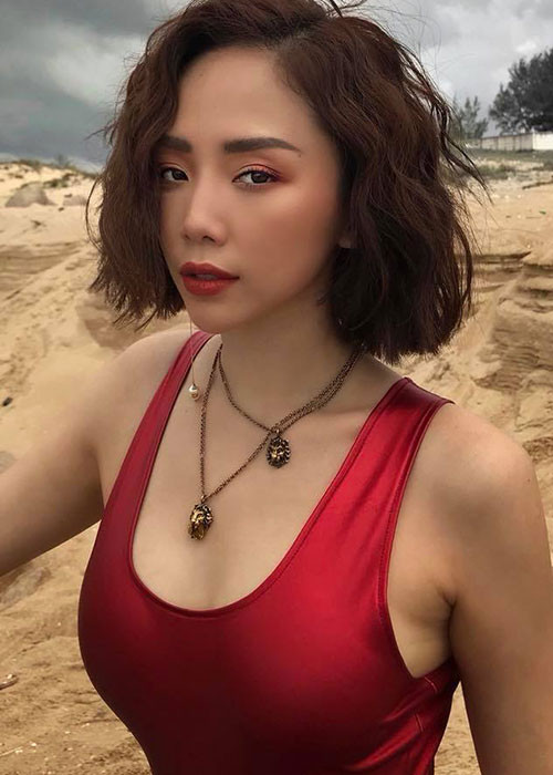 Năm 19-20 tuổi, Tóc Tiên công khai bạn trai là vận động viên bóng rổ Chong Paul nhưng nhiều chuyện xảy ra khiến nữ ca sĩ quyết định không bao giờ công khai thêm một lần nào nữa. Mới đây, trước nghi vấn Tóc Tiên được bạn trai tin đồn Hoàng Touliver cầu hôn, phía nữ ca sĩ đã lên tiếng phủ nhận. Ảnh: FBNV