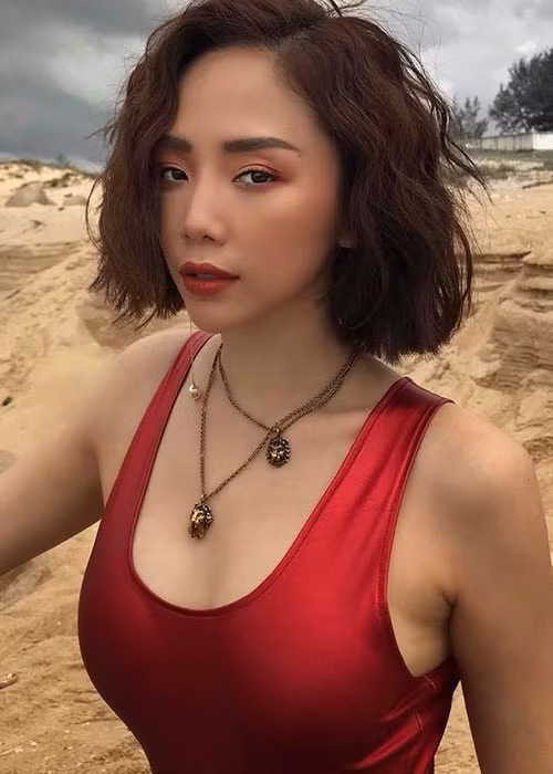 Năm 19-20 tuổi, Tóc Tiên công khai bạn trai là vận động viên bóng rổ Chong Paul nhưng nhiều chuyện xảy ra khiến nữ ca sĩ quyết định không bao giờ công khai thêm một lần nào nữa. Mới đây, trước nghi vấn Tóc Tiên được bạn trai tin đồn Hoàng Touliver cầu hôn, phía nữ ca sĩ đã lên tiếng phủ nhận. Ảnh: FBNV