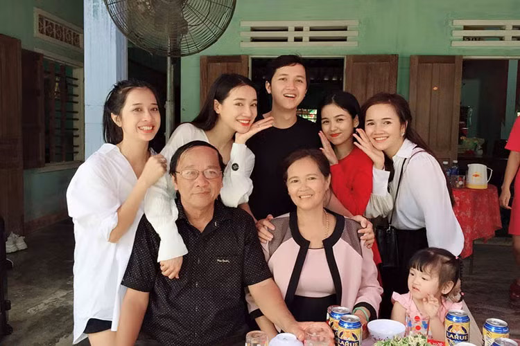 Mới đây, nhân dịp lễ Vu Lan, Nhã Phương khoe ảnh bên gia đình. Ảnh: FBNV