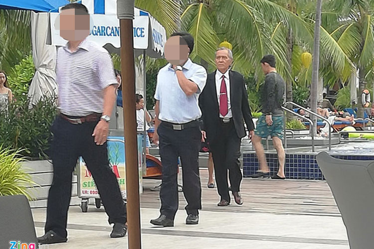 Trường Giang chưa từng để lộ hình ảnh bên bố. Vốn kín tiếng, anh cũng chưa từng chia sẻ về gia đình. Trong ảnh, bố của Trường Giang dự lễ đính hôn của con trai với Nhã Phương. Ảnh: Zing