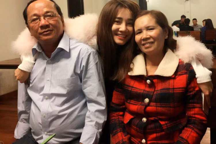 Giống Trường Giang, Nhã Phương cũng trải qua tuổi thơ đầy khó khăn khi gia đình không mấy khán giả, chỉ sống dựa vào ruộng rẫy, đồng lương giáo viên của bố và gánh hàng rong của mẹ. Ảnh: FBNV