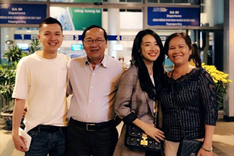 Mới đây, trên Zing, mẹ của Nhã Phương chia sẻ Nhã Phương đi làm lo cho em út, đưa tiền về phụ giúp bố mẹ. Ảnh: FBNV