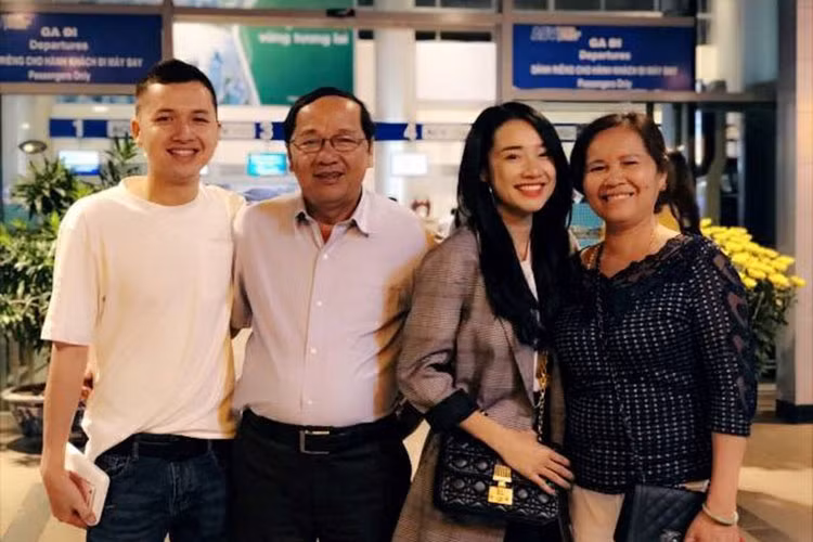 Mới đây, trên Zing, mẹ của Nhã Phương chia sẻ Nhã Phương đi làm lo cho em út, đưa tiền về phụ giúp bố mẹ. Ảnh: FBNV