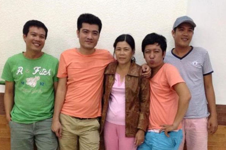 Trường Giang là con kế út trong một gia đình có đến 6 anh chị em. Năm Trường Giang 5 tuổi, mẹ của anh qua đời sau một tai nạn. Nam danh hài đã trải qua tuổi thơ đầy khó khăn bởi gia đình nghèo. Quang Vũ - anh trai của Trường Giang từng chia sẻ trên Zing, Trường Giang sống vì gia đình. Khi kiếm được tiền, Trường Giang đã xây nhà cho bố và các anh chị. Ảnh: Zing