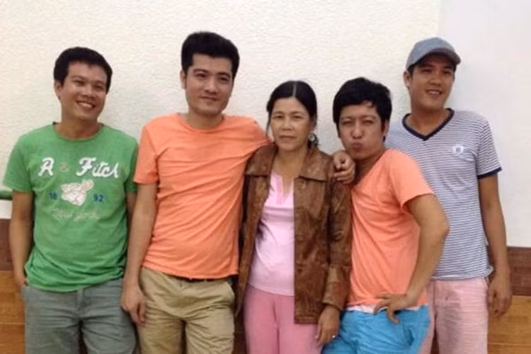 Trường Giang là con kế út trong một gia đình có đến 6 anh chị em. Năm Trường Giang 5 tuổi, mẹ của anh qua đời sau một tai nạn. Nam danh hài đã trải qua tuổi thơ đầy khó khăn bởi gia đình nghèo. Quang Vũ - anh trai của Trường Giang từng chia sẻ trên Zing, Trường Giang sống vì gia đình. Khi kiếm được tiền, Trường Giang đã xây nhà cho bố và các anh chị. Ảnh: Zing