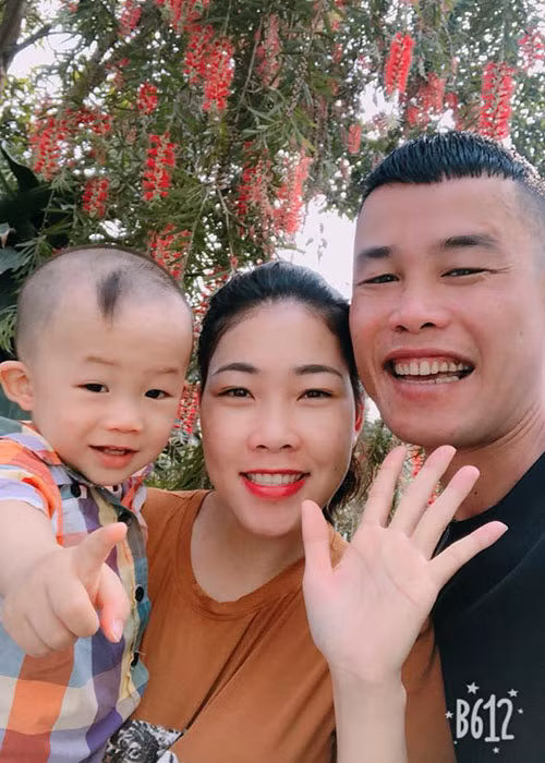 Hình ảnh tổ ấm hạnh phúc của Hiệp Gà bên vợ và con trai trước ồn ào.