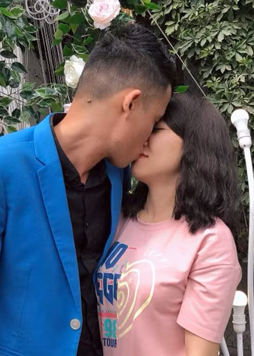 Diệu Thúy kém Hiệp Gà 12 tuổi và là người vợ thứ ba của anh.