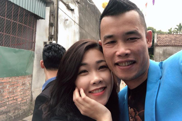 Đến tháng 4/2016, Hiệp Gà và bạn gái kém 12 tuổi làm đám cưới.