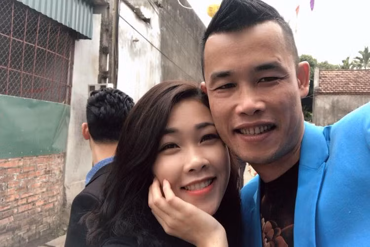 Đến tháng 4/2016, Hiệp Gà và bạn gái kém 12 tuổi làm đám cưới.