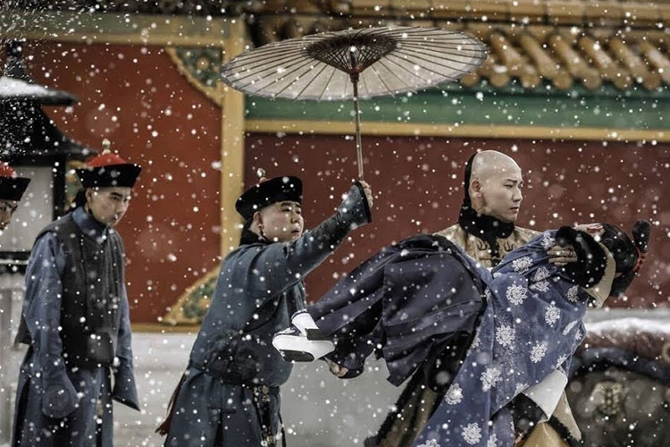 Có cảm tình với Ngụy Anh Lạc, Càn Long lại nhất quyết không nói ra mà chỉ âm thầm quan tâm đến cô. Ảnh: Weibo