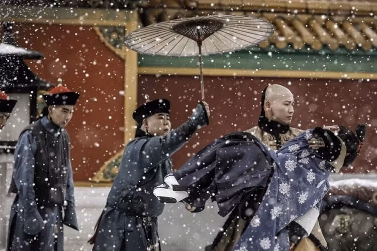 Có cảm tình với Ngụy Anh Lạc, Càn Long lại nhất quyết không nói ra mà chỉ âm thầm quan tâm đến cô. Ảnh: Weibo