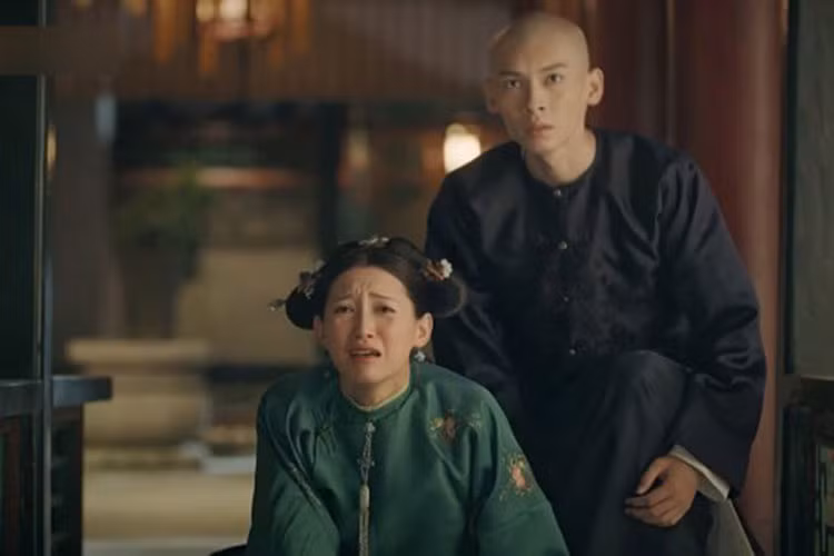 Sau khi được gả cho Phó Hằng, Nhĩ Tình gặp em trai cùng cha khác mẹ của Phó Hằng là Phó Khiêm. Ngay lần đầu gặp, Phó Khiêm đã nảy sinh tình cảm với Nhĩ Tình. Ảnh: Saostar