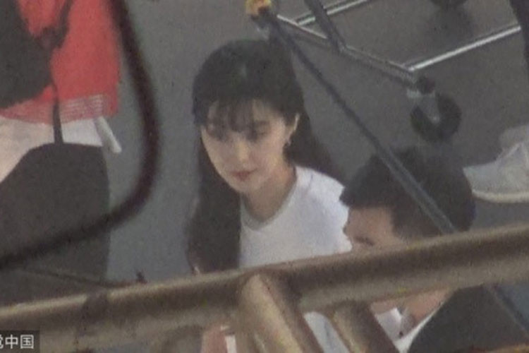 Phạm Băng Băng trông khá tươi tắn. Gần đây, rộ tin đồn cô bị bắt. Tuy nhiên, theo Phó chủ biên tạp chí Tài chính và kinh tế La Xương Bình, Phạm Băng Băng hiện ở Bắc Kinh để hỗ trợ điều tra nhưng các nhân viên dưới quyền của cô đã bị tạm giữ. Ảnh: 163