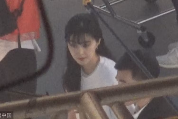 Phạm Băng Băng trông khá tươi tắn. Gần đây, rộ tin đồn cô bị bắt. Tuy nhiên, theo Phó chủ biên tạp chí Tài chính và kinh tế La Xương Bình, Phạm Băng Băng hiện ở Bắc Kinh để hỗ trợ điều tra nhưng các nhân viên dưới quyền của cô đã bị tạm giữ. Ảnh: 163