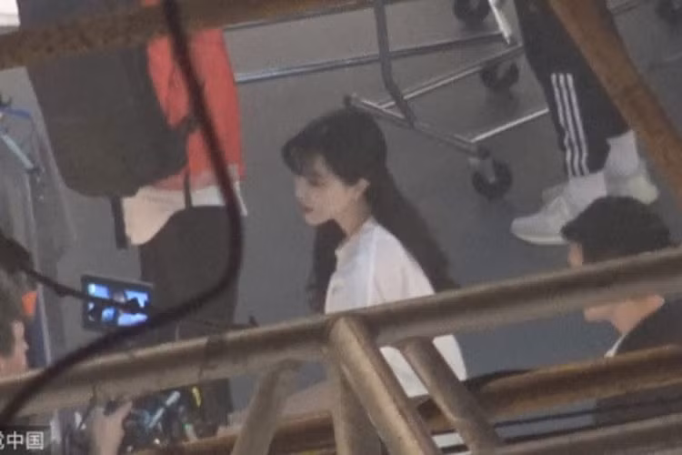 Mới đây, giữa scandal hợp đồng âm dương để trốn thuế, Phạm Băng Băng vẫn chuyên tâm vào công việc khi đến quay hình, chụp quảng cáo tại một studio. Ảnh: 163