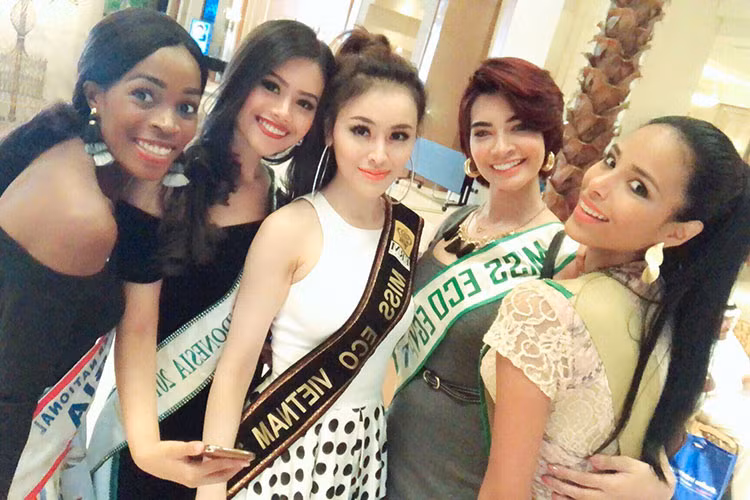Tham gia cuộc thi Miss Eco International 2018 (Hoa hậu Du lịch Sinh thái Quốc tế 2018), Thư Dung tiếp tục vướng lùm xùm. Trong một clip giới thiệu bản thân, cô nói tiếng Anh bập bẹ, tỏ ra thiếu tự tin. Ảnh: FBNV