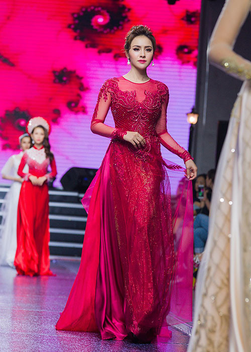 Tháng 4/2018, Thư Dung từng gây ồn ào khi bất ngờ tố một Hoa hậu Việt Nam là người thứ ba. Nhiều cư dân mạng đặt nghi vấn người Thư Dung nhắc đến là Hoa hậu Kỳ Duyên. Ảnh: FBNV