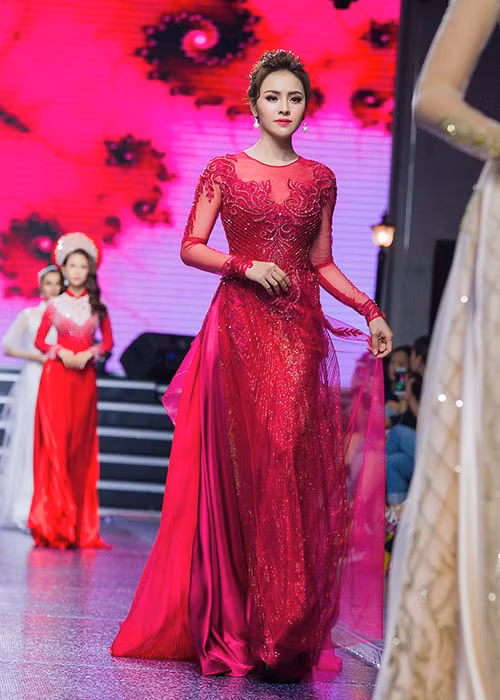 Tháng 4/2018, Thư Dung từng gây ồn ào khi bất ngờ tố một Hoa hậu Việt Nam là người thứ ba. Nhiều cư dân mạng đặt nghi vấn người Thư Dung nhắc đến là Hoa hậu Kỳ Duyên. Ảnh: FBNV