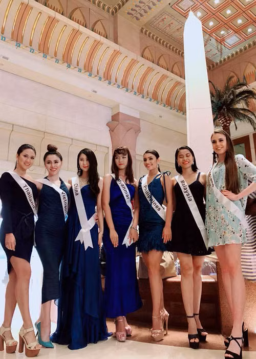 Để lộ tiếng Anh yếu kém, Thư Dung vẫn đoạt danh hiệu Á hậu 2 cuộc thi Hoa hậu Du lịch Sinh thái Quốc tế 2018 khiến nhiều người bất ngờ. Ảnh: FBNV