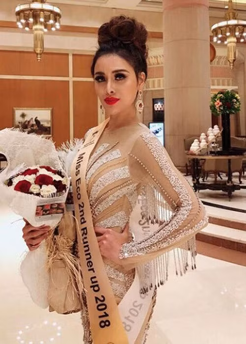 Vừa đoạt ngôi vị á hậu, Thư Dung trở thành tâm điểm của dư luận khi ê-kíp của cô bị NTK Minh Đức tố quên ơn, mặc váy không trả tiền. Tuy nhiên, ê-kíp của Thư Dung đã lên tiếng phủ nhận. Ảnh: FBNV