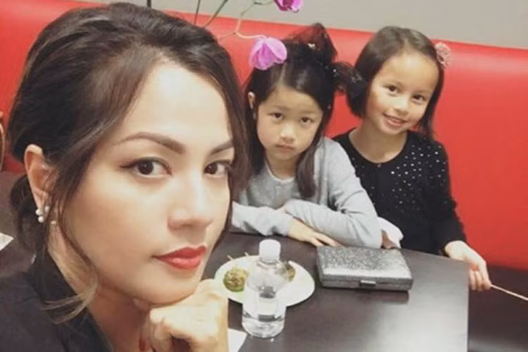 Năm 2007, Ngọc Thúy sinh con gái đầu lòng Angelina. Năm 2008, cô và chồng đón con gái thứ hai Valentina gia nhập tổ ấm. Ảnh: Myidol