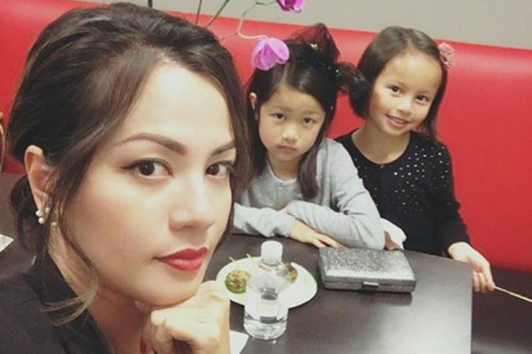 Năm 2007, Ngọc Thúy sinh con gái đầu lòng Angelina. Năm 2008, cô và chồng đón con gái thứ hai Valentina gia nhập tổ ấm. Ảnh: Myidol