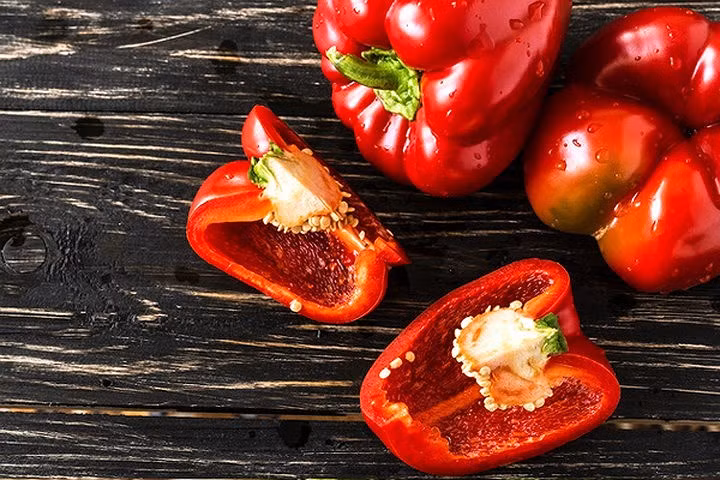 Ớt chuông đỏ: Ớt chuông đỏ là một lựa chọn tuyệt vời cho hệ miễn dịch. Chúng chứa vitamin A, vitamin C, vitamin B6, vitamin E, folate và chỉ có 30 calo.