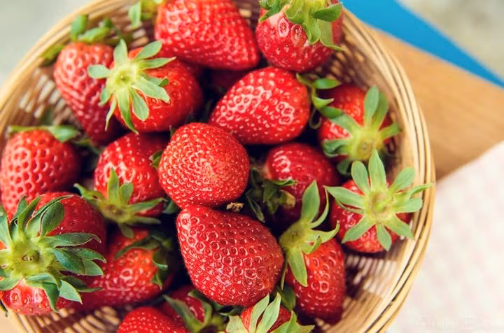 Dâu tây: Dâu tây - một trong những loại trái cây, rau quả có màu đỏ là nguồn cung cấp folate, kali và vitamin C. Vitamin C chống oxy hóa giúp tăng cường chức năng của hệ miễn dịch và làm giảm cholesterol xấu.