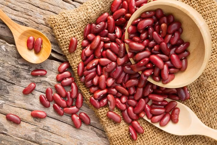 Đậu đỏ: Đậu đỏ chứa nhiều chất xơ có lợi cho tim, kẽm hỗ trợ sức khỏe sinh sản và chữa lành vết thương và vitamin B giúp tăng cường chức năng thần kinh. Những loại đậu này cũng chứa lượng kali và folate cao.