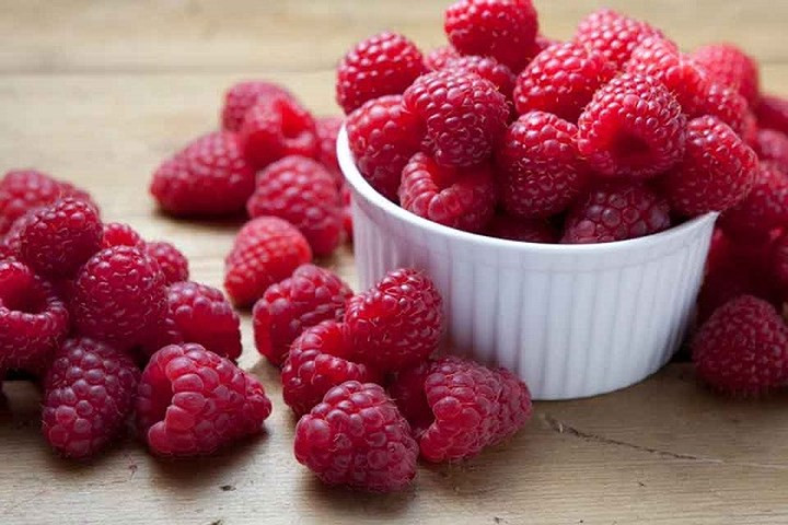 Quả mâm xôi: Quả mâm xôi rất giàu chất xơ giúp giảm hàm lượng lipoprotein tỷ trọng thấp (LDL) hoặc cholesterol xấu. Quả mâm xôi cũng có một lượng đáng kể kẽm, niacin, kali và một loạt các chất polyphenolic phytochemical, tannin, axit phenolic và flavonoid.