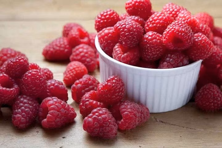 Quả mâm xôi: Quả mâm xôi rất giàu chất xơ giúp giảm hàm lượng lipoprotein tỷ trọng thấp (LDL) hoặc cholesterol xấu. Quả mâm xôi cũng có một lượng đáng kể kẽm, niacin, kali và một loạt các chất polyphenolic phytochemical, tannin, axit phenolic và flavonoid.