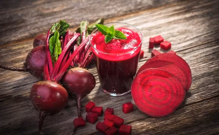 Củ dền: Củ dền là một trong những loại rau chống oxy hóa tốt nhất. Những loại rau này là nguồn chất xơ, kali, vitamin C, nitrat và folate tuyệt vời. Các chất dinh dưỡng này đóng một vai trò quan trọng trong việc hạ huyết áp, thúc đẩy sức chịu đựng của cơ thể và cải thiện lưu lượng máu.