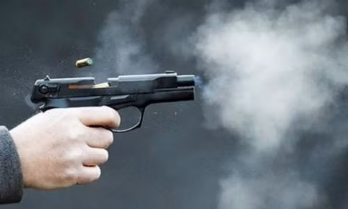 Keo den nha doi thu na dan truy sat, 3 nguoi nhap vien