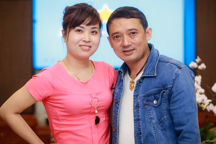 Năm 2016, Chiến Thắng làm đám cưới với Thu Ngọc. Đây là lần thứ 3 nam danh hài lấy vợ. Được biết, Thu Ngọc kém Chiến Thắng đến 15 tuổi, là một giáo viên tiểu học. Ảnh: Zing