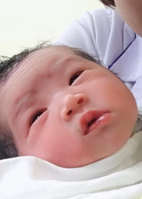 Hạnh phúc của Chiến Thắng thêm viên mãn khi Thu Ngọc hạ sinh con trai vào tháng 6/2018. Theo Khám phá, vợ chồng nam nghệ sĩ đặt tên con là Trí Khôi với mong muốn con được sự trí thức, diện mạo khôi ngô và tính cách vui vẻ, hài hước. Ảnh: FBNV