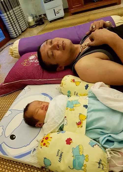 Khoảnh khắc bình yên của Chiến Thắng bên con trai. Ảnh: FBNV