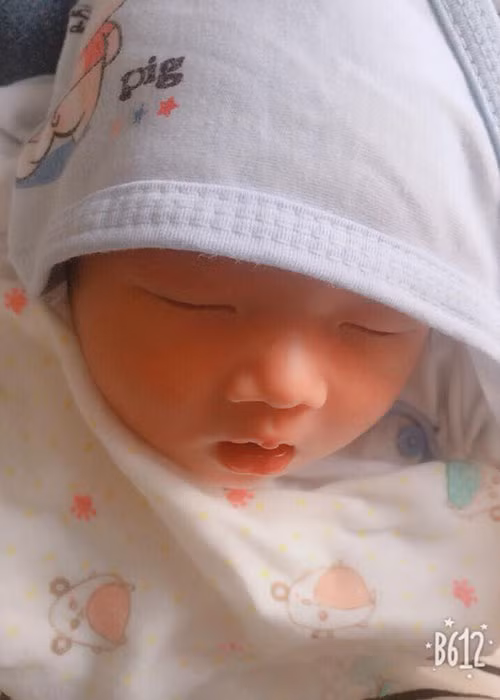 Khoe con trai kháu khỉnh, Chiến Thắng viết: "Niềm vui lớn nhất của bố là đón con yêu chào đời...Yêu con nhiều lắm, tài sản vô giá của bố mẹ".