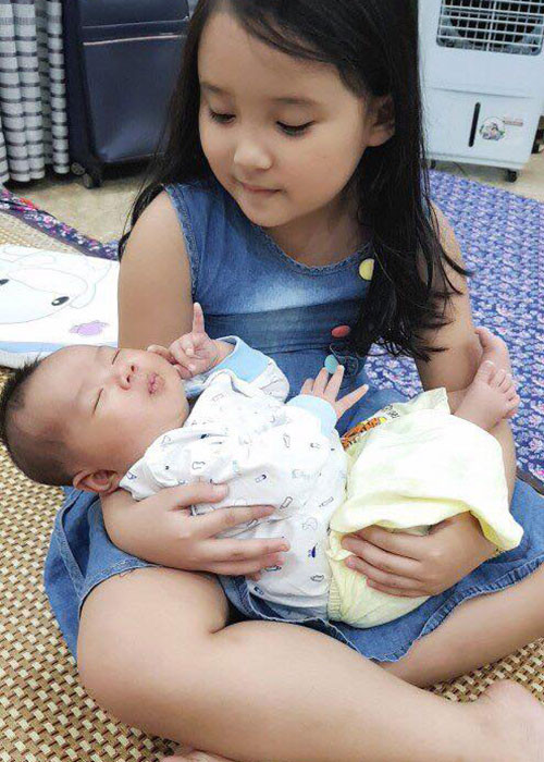 Con trai của Chiến Thắng ngày càng kháu khỉnh. Ảnh: FBNV