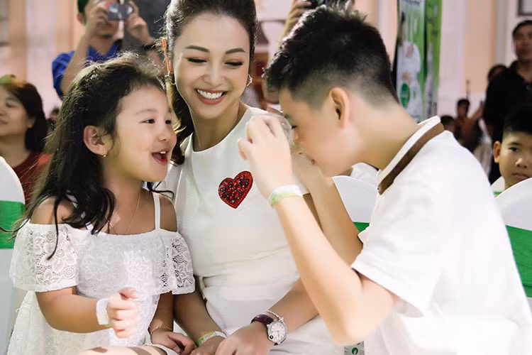 "Cảm nhận được tình yêu thương của bố dượng và cả gia đình, nên Bảo Nam rất vui vẻ, hòa nhập môi trường mới khá nhanh”, Jennifer Phạm cho hay.