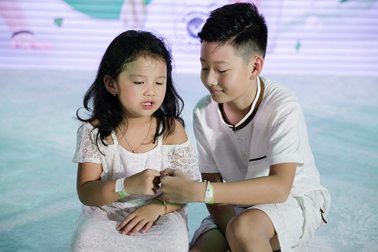 Doanh nhân Đức Hải luôn trò chuyện, đi bơi, cùng chơi những trò chơi cảm giác mạnh với bé Bảo Nam nên cả hai rất thân thiết với nhau.