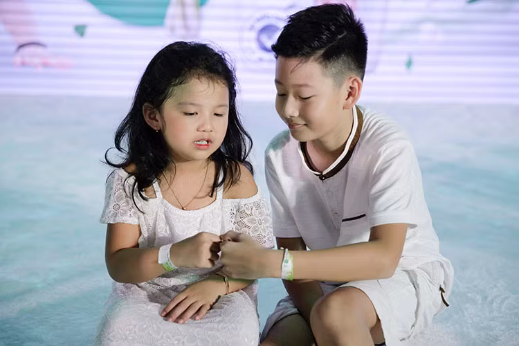 Doanh nhân Đức Hải luôn trò chuyện, đi bơi, cùng chơi những trò chơi cảm giác mạnh với bé Bảo Nam nên cả hai rất thân thiết với nhau.