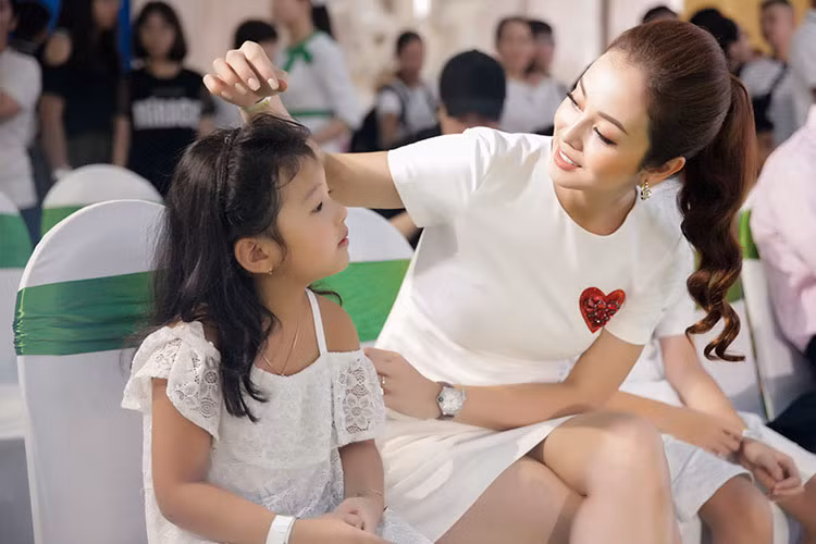 Bé Na là trái ngọt đầu tiên của cuộc hôn nhân giữa Jennifer Phạm và Đức Hải. Ngoài bé Na, cặp đôi còn có một cậu con trai chung.