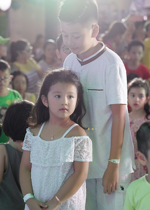 Dù bận rộn nhưng doanh nhân Đức Hải vẫn luôn dành tình cảm yêu thương lo lắng cho con trai riêng của Jennifer Phạm.