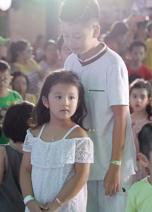 Dù bận rộn nhưng doanh nhân Đức Hải vẫn luôn dành tình cảm yêu thương lo lắng cho con trai riêng của Jennifer Phạm.