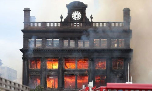 Chay lon thieu rui toa nha co kinh, trang le o vung Bac Ireland